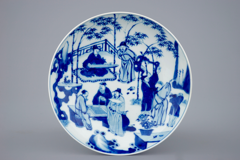 Een Chinees blauw-wit bord met figuren in een tuin, Xuande merk, Yongzheng, 1723-1735