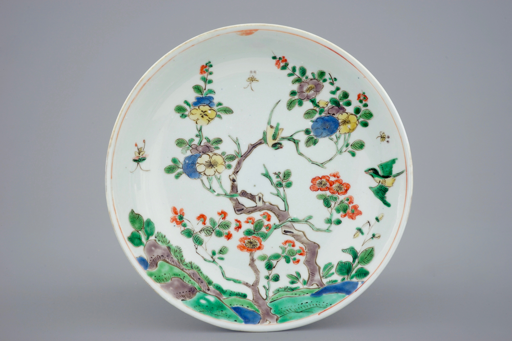 Une assiette en porcelaine de Chine famille verte &agrave; d&eacute;cor floral, Kangxi