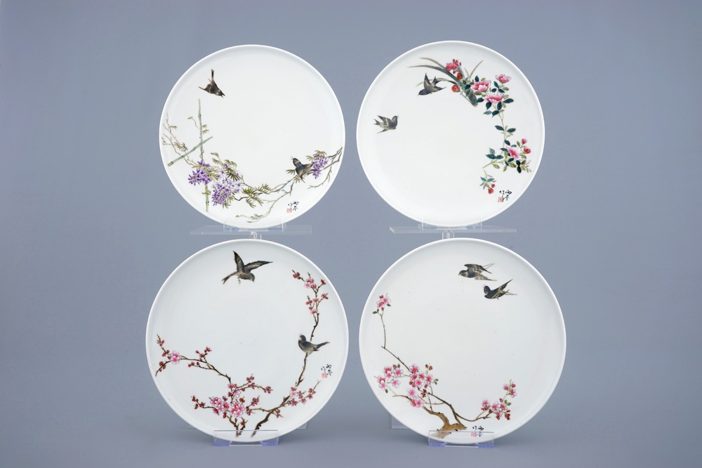 Een set van 4 Chinese famille rose borden met vogels en bloemen, 20e eeuw