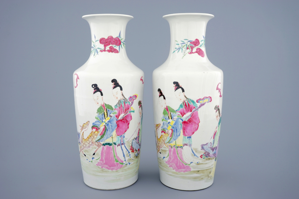 Een paar Chinese famille rose rouleau vazen met dames bij een hert, Yongzheng, 1723-1735