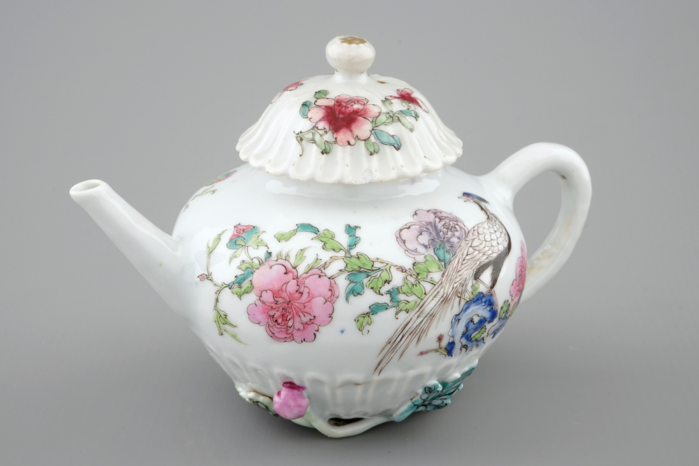 Een fijne Chinese famille rose theepot met reli&euml;fdecor, Yongzheng, 1723-1735