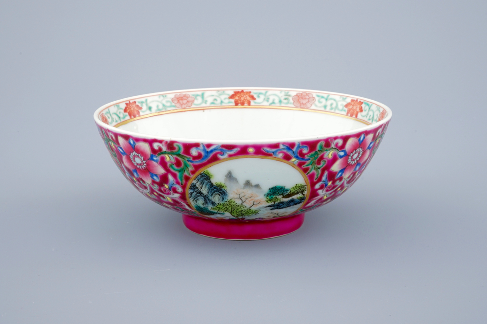 Un bol en porcelaine de Chine aux d&eacute;cors de paysages sur fond ruby, 19/20&egrave;me