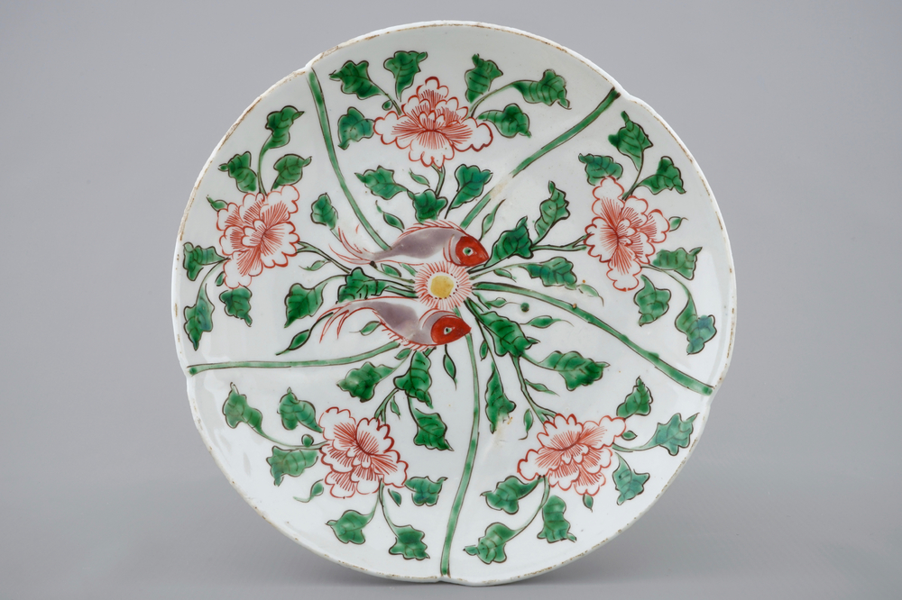 A Chinese wucai plate with twin fish design, Wanli, 1573-1619