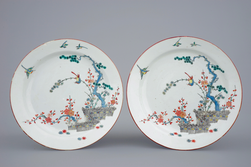 Paire d'assiettes en porcelaine de Chine surd&eacute;cor&eacute;e en Hollande dans le style Kakiemon, 18&egrave;me