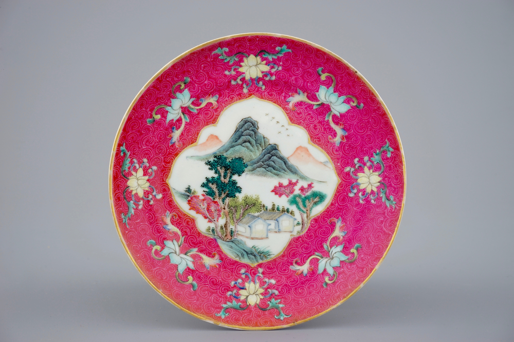 Une assiette en porcelaine de Chine &agrave; d&eacute;cor d'un paysage sur fond rouge rubis, 19/20&egrave;me