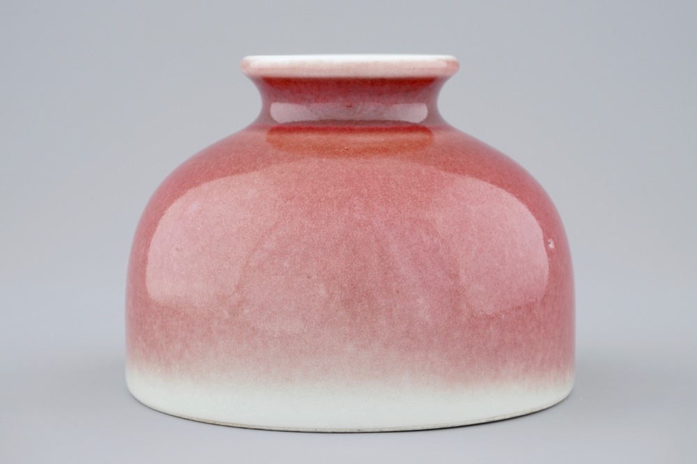 A Chinese peachbloom beehive water pot, 19/20th C.