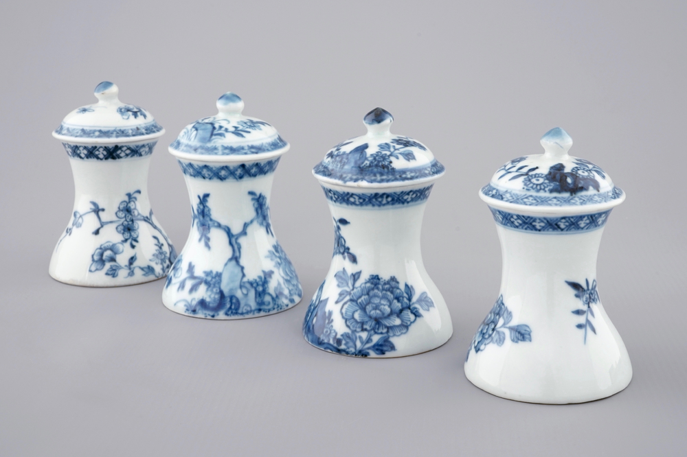 Un lot de 4 globes sans bases en porcelaine de Chine bleu et blanc, Qianlong, 18&egrave;me