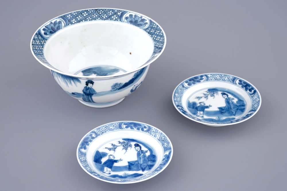 A Chinese blue and white klapmuts bowl and a pair of small plates, Kangxi