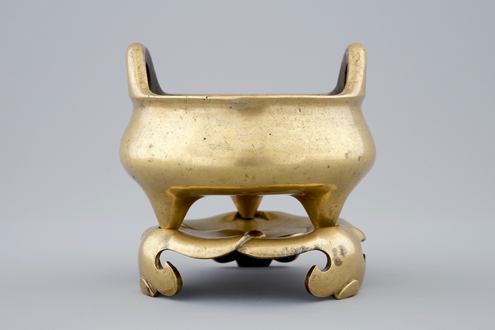Een verguld bronzen wierookbrander op bladvormige sokkel, Ming Dynastie