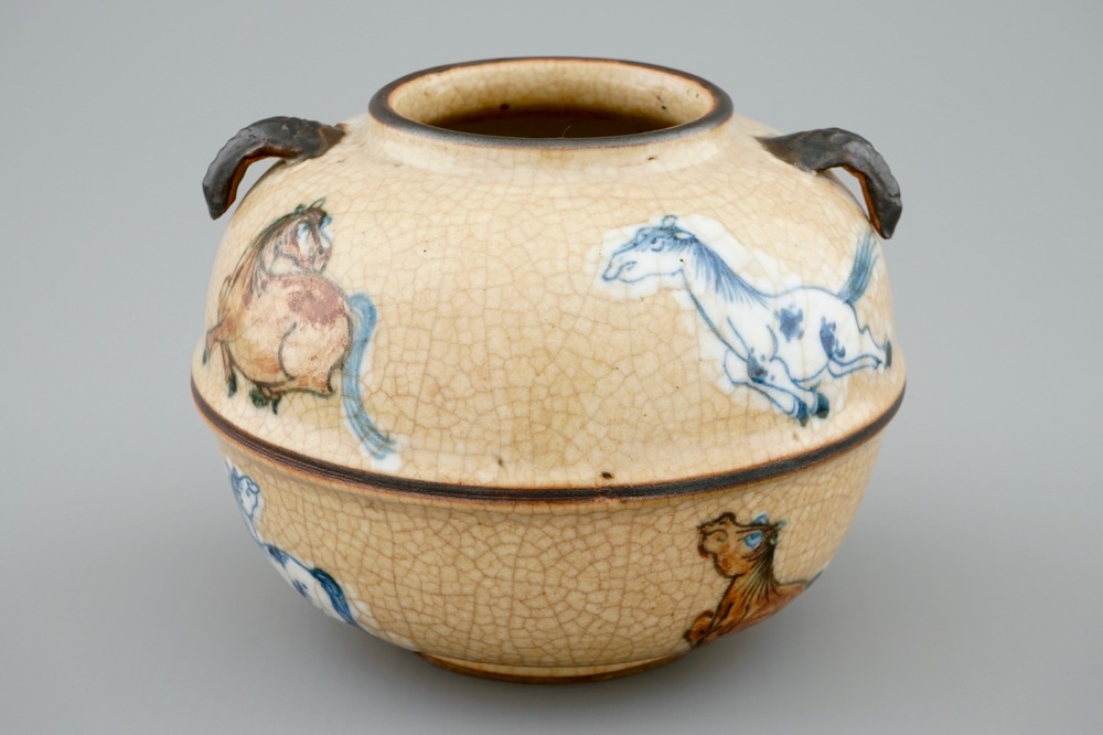 Un petit vase globulaire en porcelaine de Chine &agrave; d&eacute;cor de chevaux sur un fond brun craquel&eacute;, 18/19&egrave;me