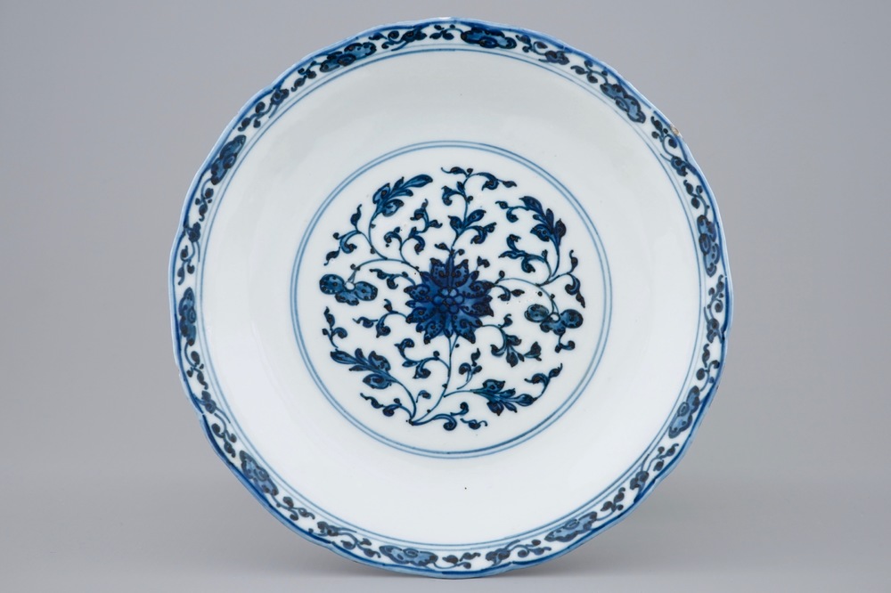 Een Chinees blauw-wit bord met lotus decor in Ming-stijl, Qianlong merk en periode