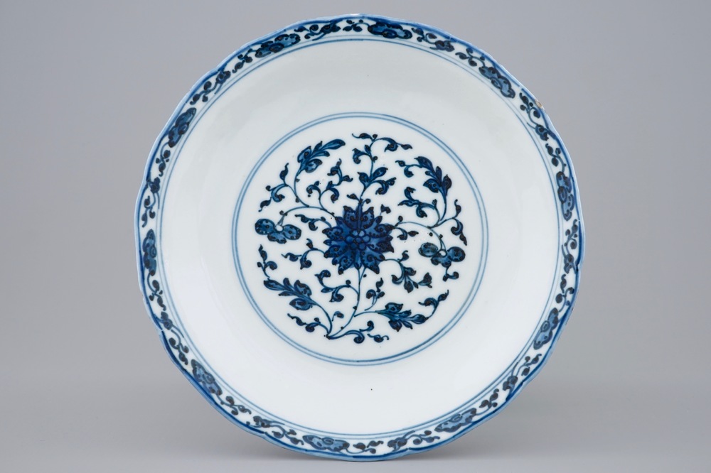 Une assiette de style Ming en porcelaine de Chine bleu et blanc &agrave; d&eacute;cor de lotus, marque et p&eacute;riode de Qianlong