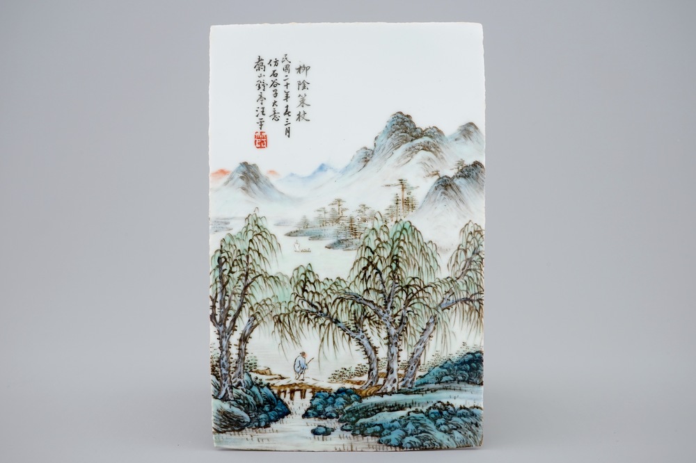 Une plaque en porcelaine de Chine &agrave; d&eacute;cor qianjiang cai sign&eacute; Wang Ye Ting (1884-1942), 20&egrave;me