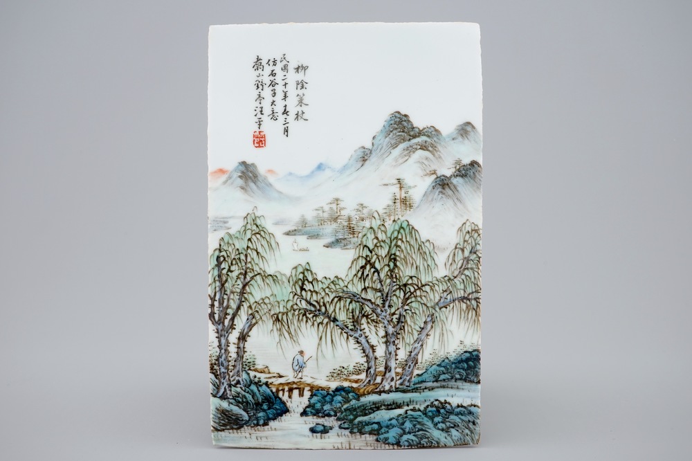 Een Chinese qianjiang cai plaque met landschapsdecor, gesigneerd Wang Ye Ting (1884-1942), 20e eeuw