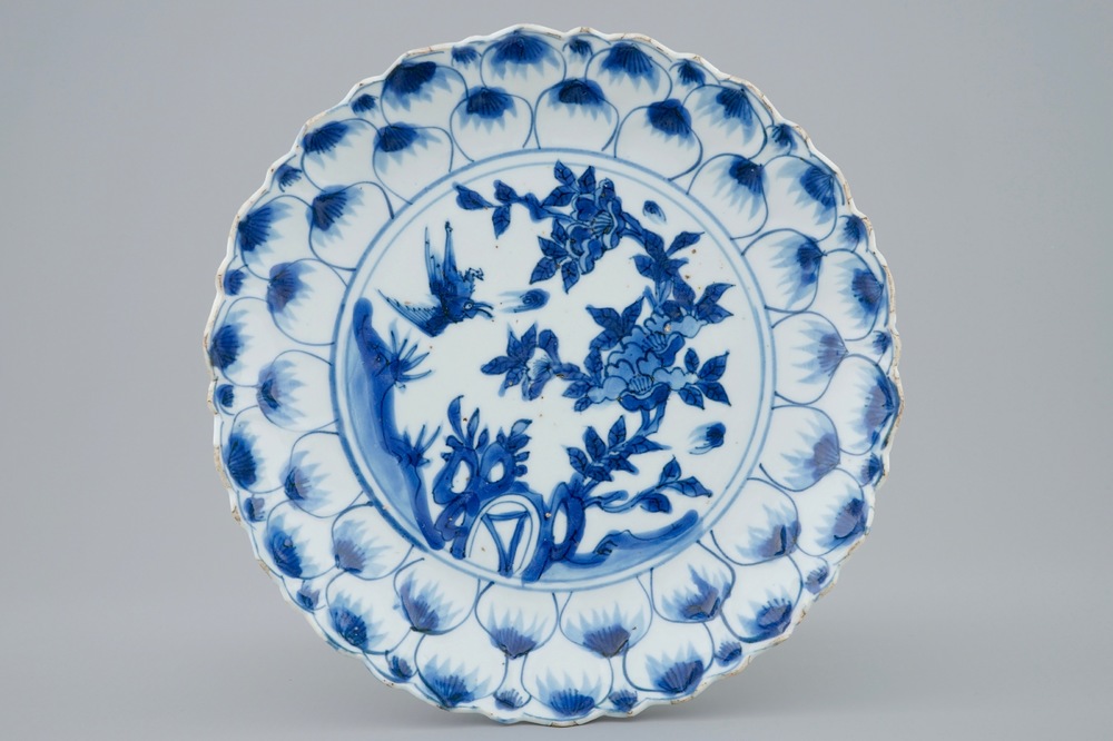 Een blauw-wit kraak porseleinen bord met lotus decor, Wanli, 1573-1619