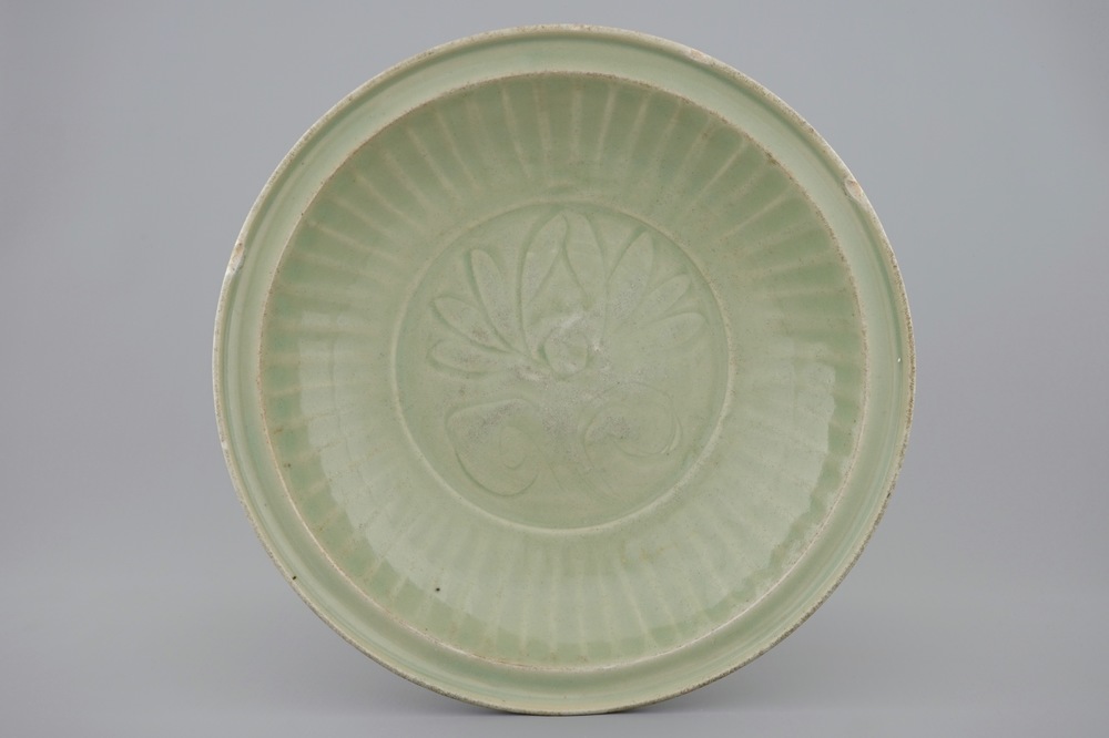 Een Longquan celadon schotel met ingekrast lotusdecor, Ming Dynastie, 15e eeuw