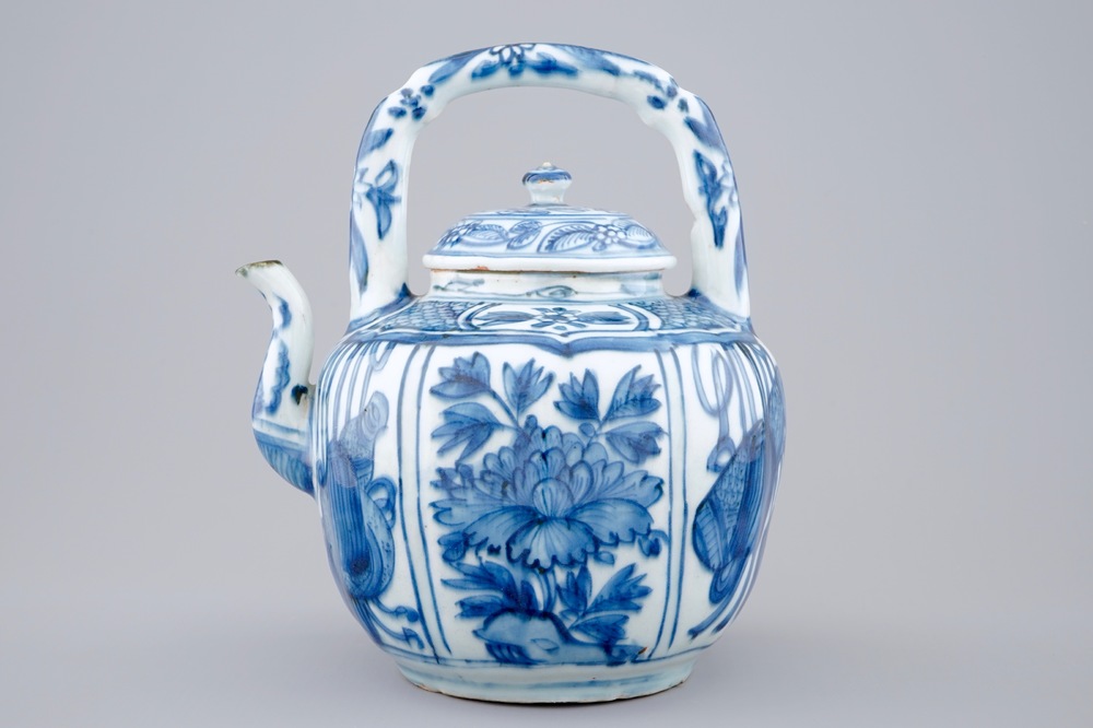 A blue and white Chinese kraak porcelain wine pot, Wanli, 1573-1619