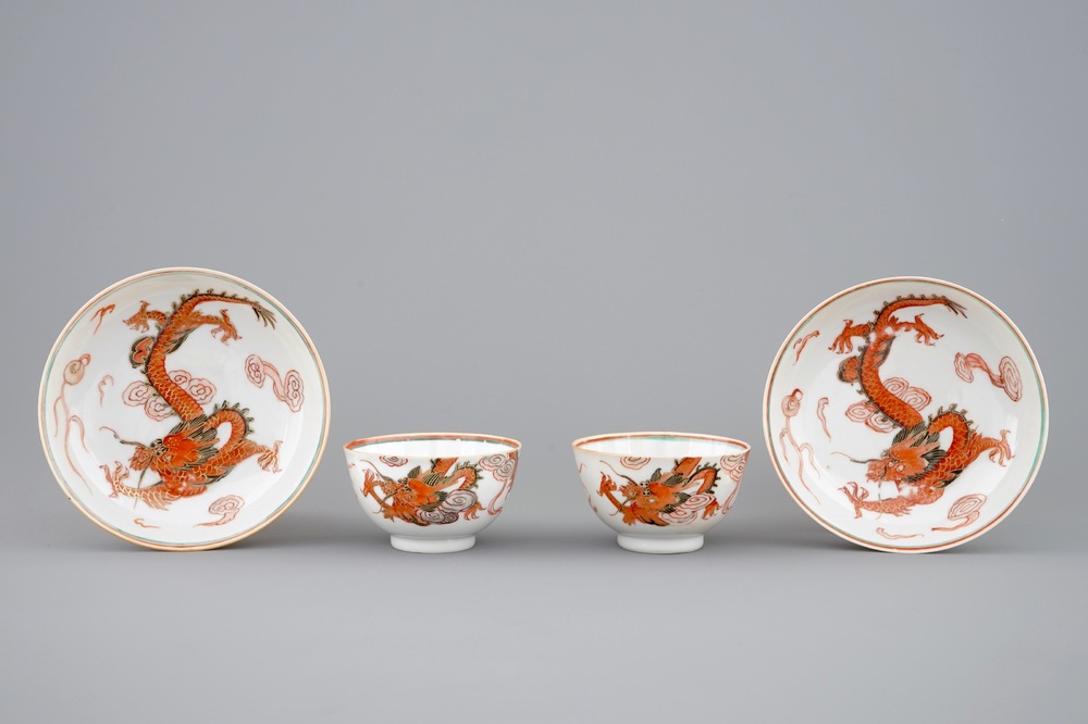 Une paire de tasses et soucoupes en porcelaine de Chine &agrave; d&eacute;cor de dragons en rouge de fer et dor&eacute;, Yongzheng, 1723-1735