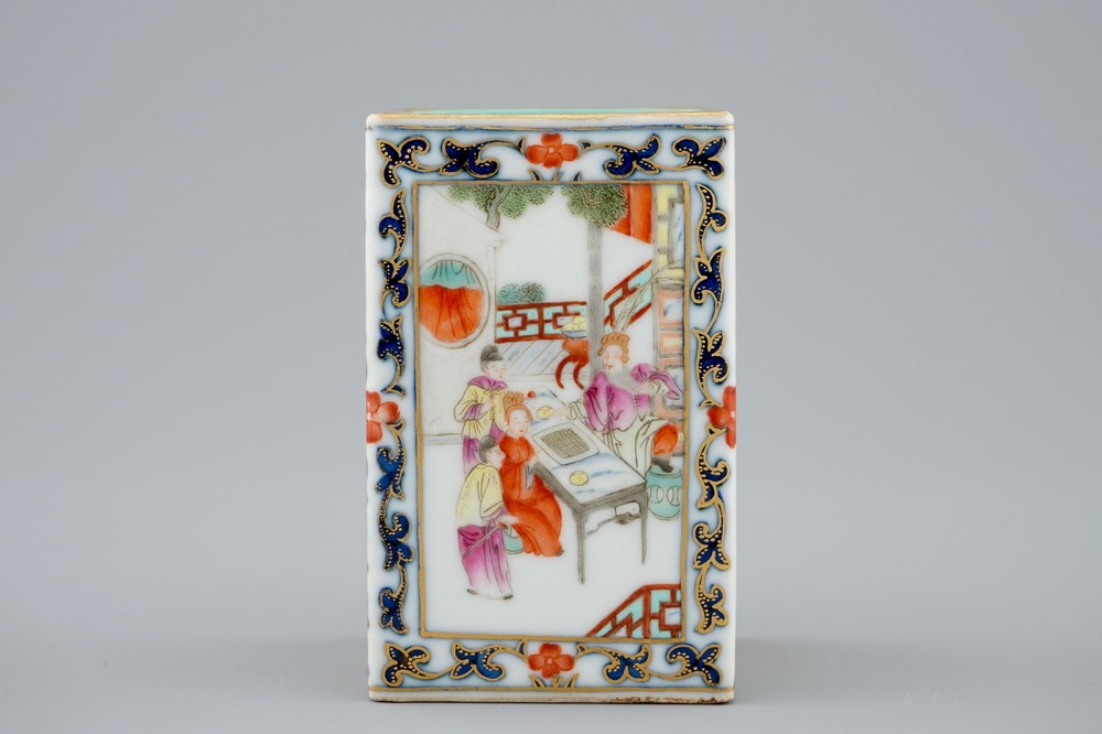 Een Chinese rechthoekige famille rose penselenwasser, 19/20e eeuw