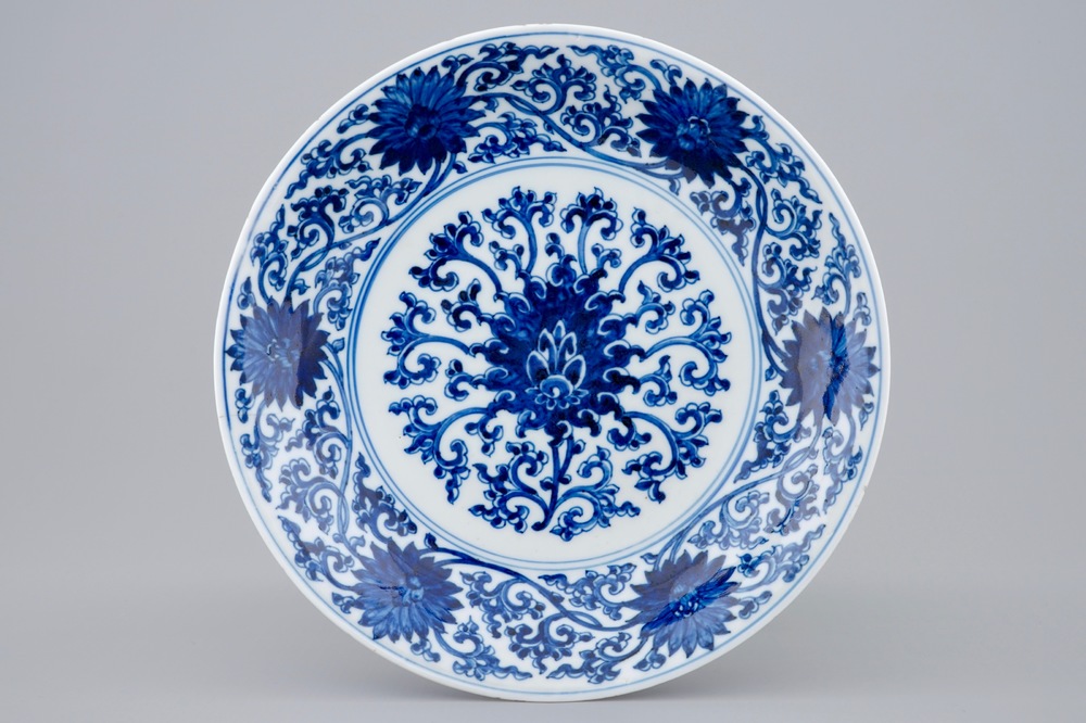 Une assiette en porcelaine de Chine bleu et blanc &agrave; d&eacute;cor de lotus, marque de Xuande, Kangxi
