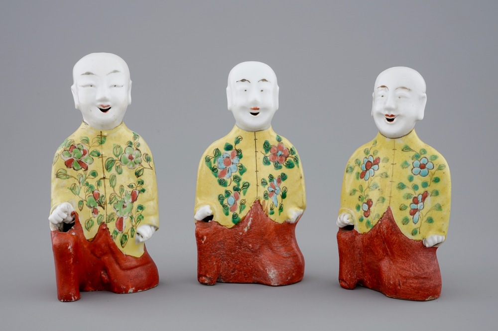 Een set van drie Chinese porseleinen geknielde jongens, 19e eeuw