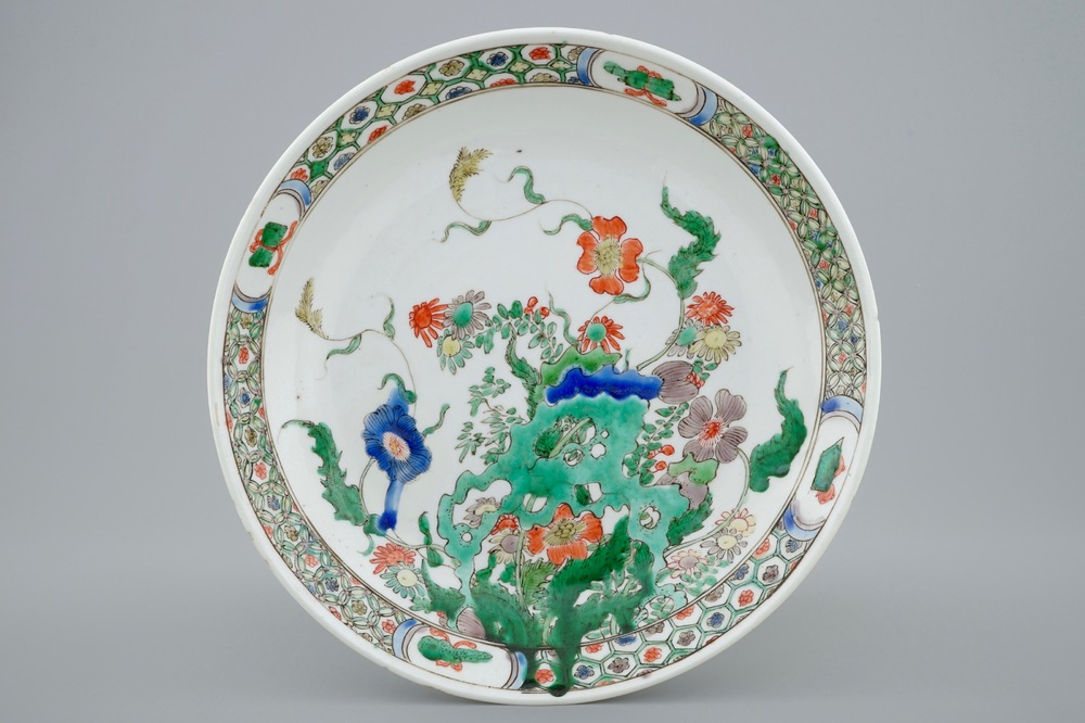 Une assiette en porcelaine de Chine famille verte, anc. coll. Auguste le Fort, Kangxi