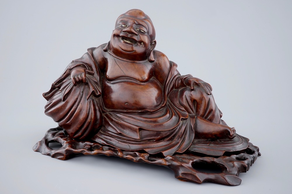 Un bouddha en bois sculpt&eacute; sur socle, Chine, 19&egrave;me