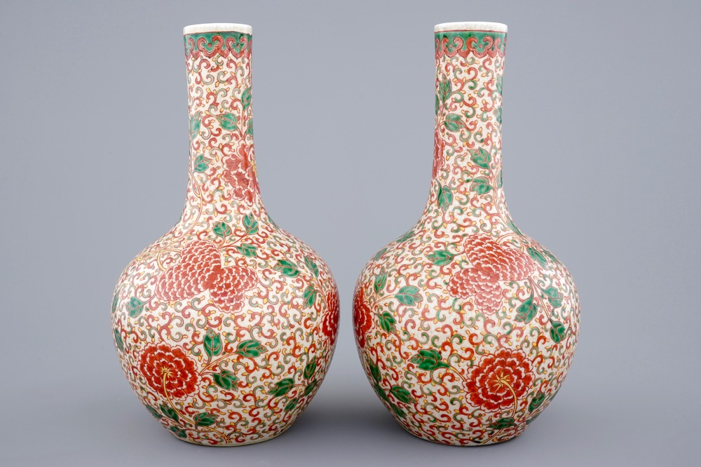 Une paire de vases de forme bouteille en porcelaine de Chine famille verte craquel&eacute;, 19&egrave;me