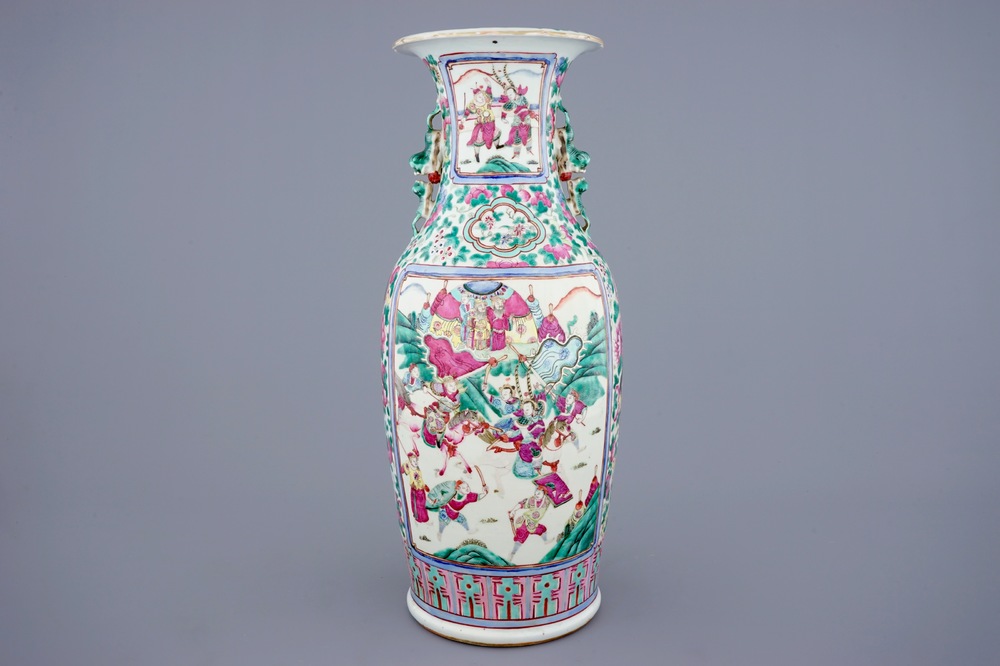 Een grote Chinese famille rose vaas met krijgers, 19e eeuw