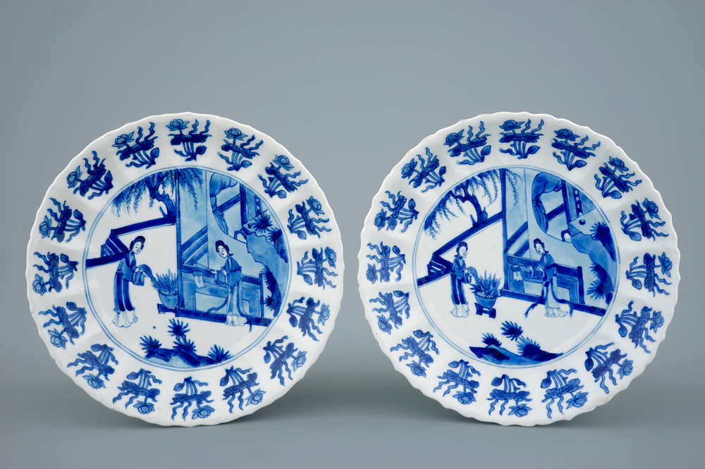 Een paar Chinese blauw-witte gelobde borden met lange Lijzen, Kangxi