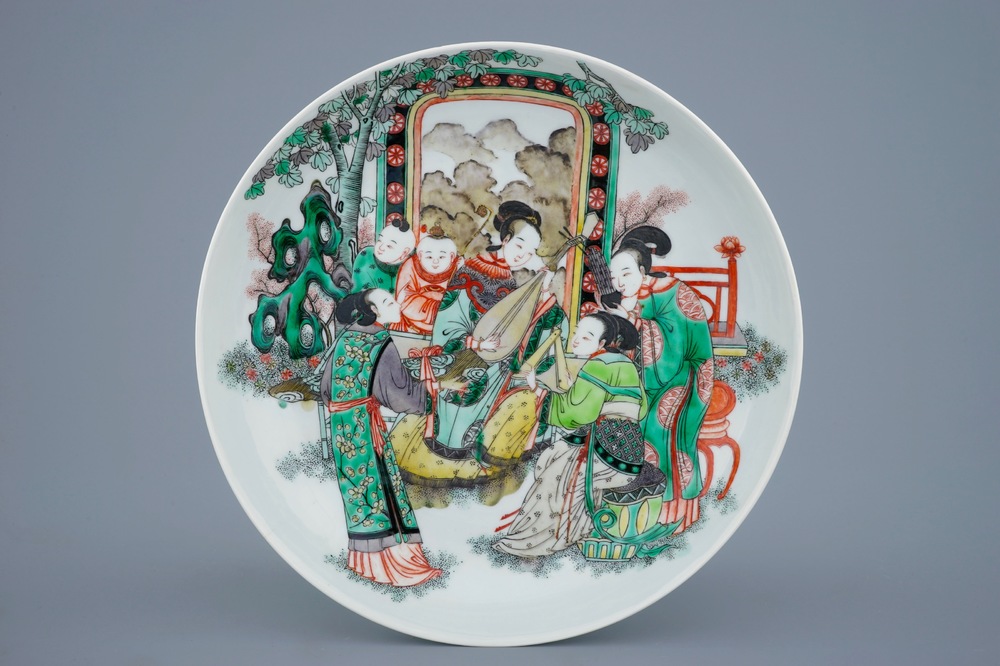Een Chinees famille verte bord met musicerende dames, 19e eeuw