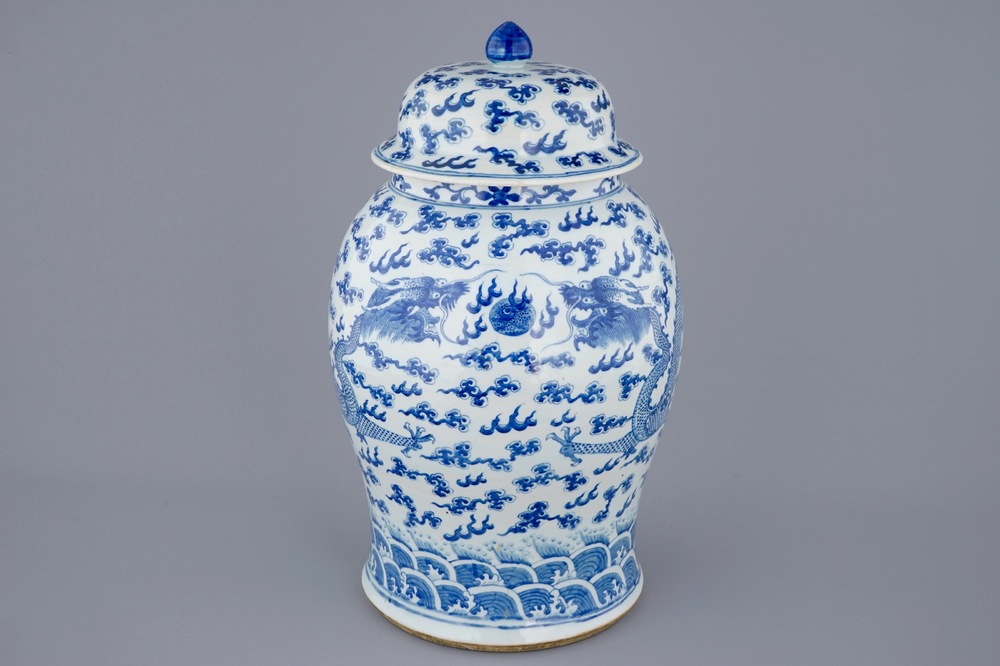 A large Chinese blue and white vase and cover with dragons, 19th C.