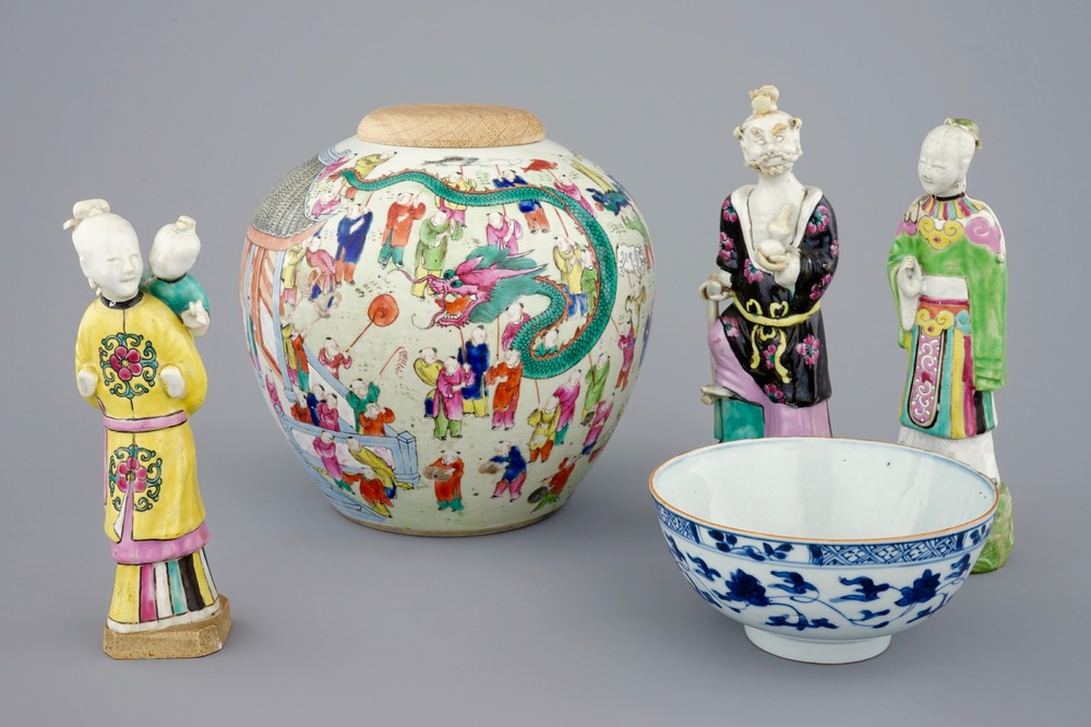 Trois figures, un pot &agrave; gingembre et un bol &agrave; d&eacute;cor de lotus en porcelaine de Chine, 18/19&egrave;me
