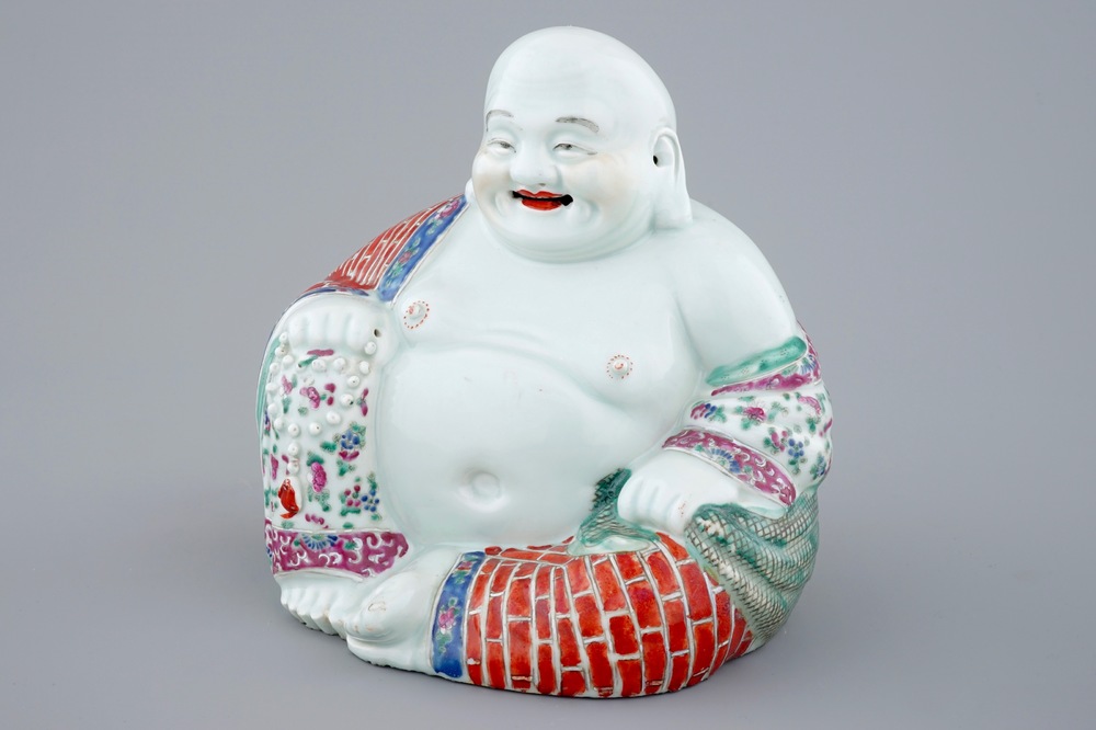 Un grand mod&egrave;le de Bouddha en porcelaine de Chine famille rose, 19/20&egrave;me