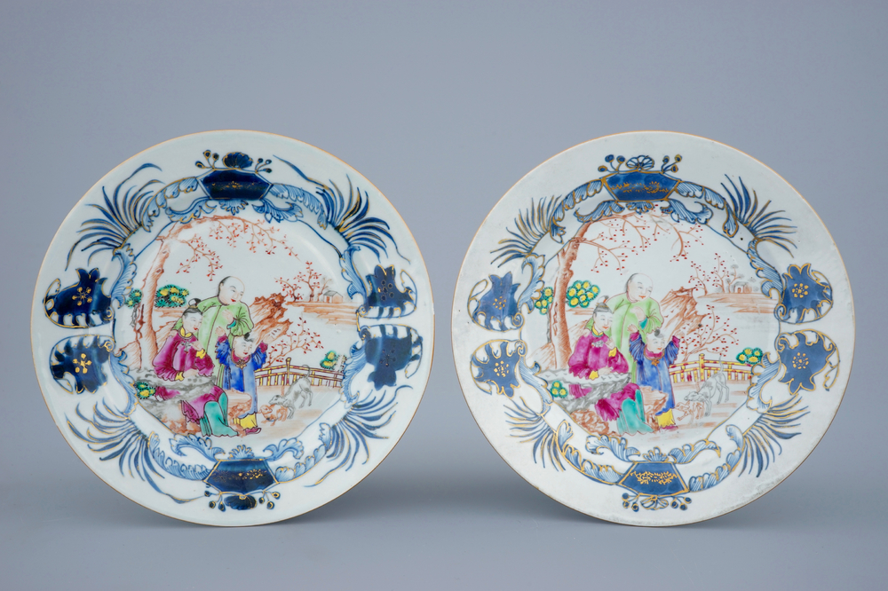 Een paar Chinese famille rose borden met mandarijns decor, Qianlong, 18e eeuw
