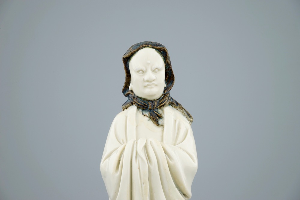 Un mod&egrave;le d'un Luohan au foulard noir en porcelaine blanc de Chine de Dehua, 19th C.