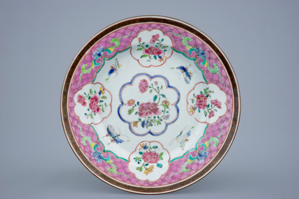 Une assiette en porcelaine de Chine famille rose &agrave; d&eacute;cor de papillons, Qianlong, 18&egrave;me