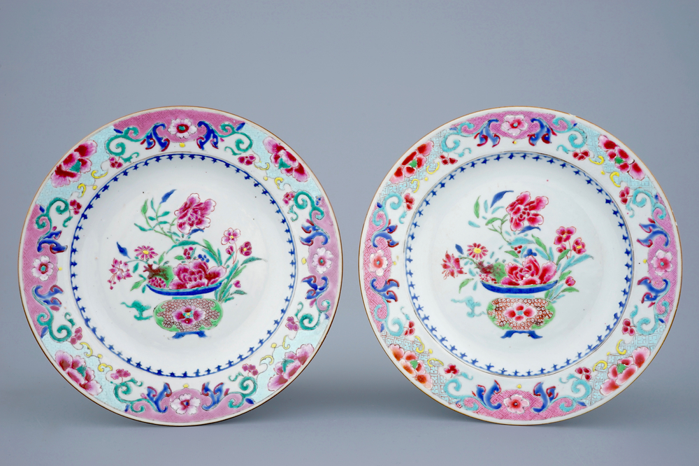 Une paire d'assiettes en porcelaine de Chine famille rose aux vases fleuris, Qianlong, 18&egrave;me