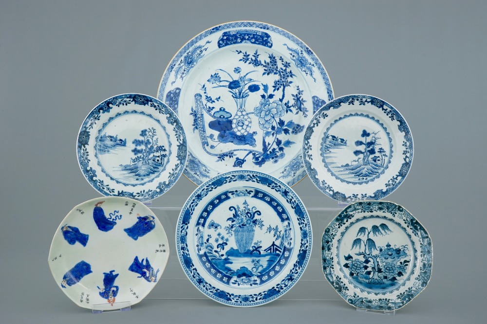 A lot of 6 various Chinese blue and white plates and dishes, 18/19th C.