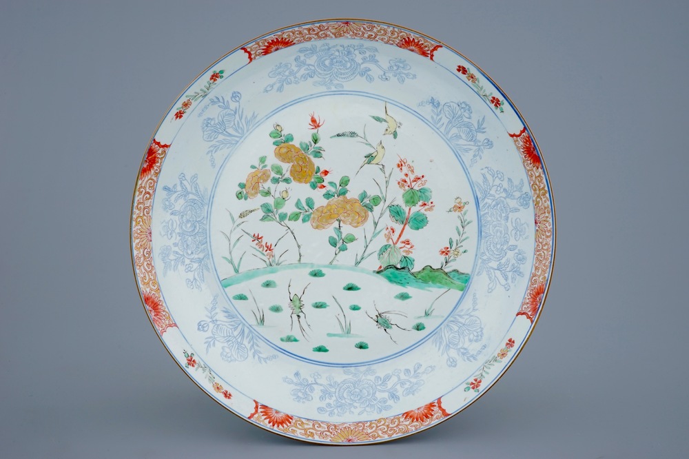 Un grand plat en porcelaine de Chine famille verte aux oiseaux et col&eacute;opt&egrave;res, Kangxi