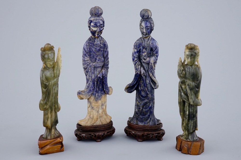 4 Chinese gesculpteerde Guanyin in lapis lazuli en donkergroene jade, 19/20e eeuw