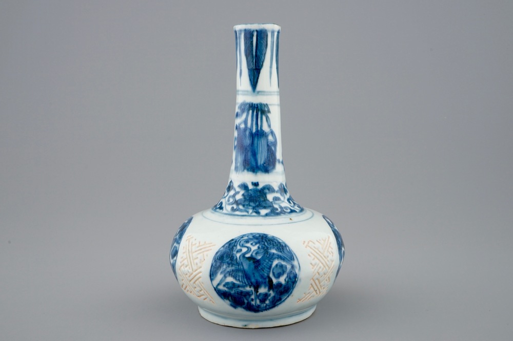 Een Chinese blauw-witte flesvormige vaas met kraanvogels, Wanli, 1573-1619