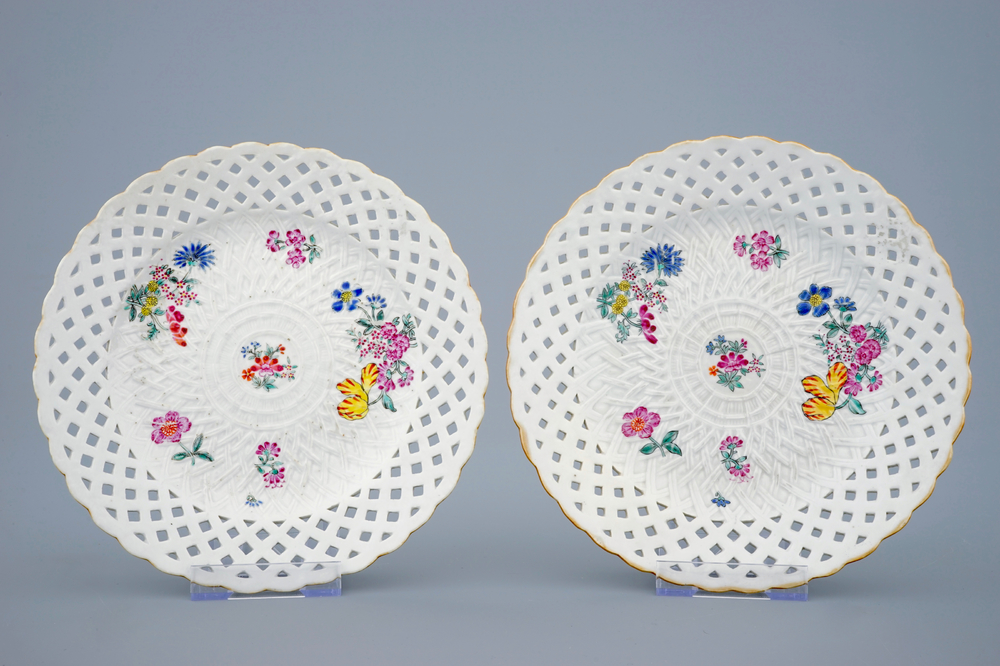 A pair of Chinese famille rose pierced border plates with floral design, Qianlong, 18th C.