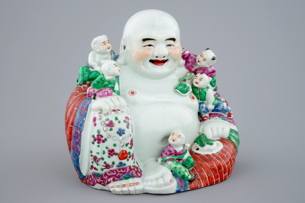 Een grote Chinese porseleinen Boeddha met lachende jongens, famille rose, 19/20e eeuw