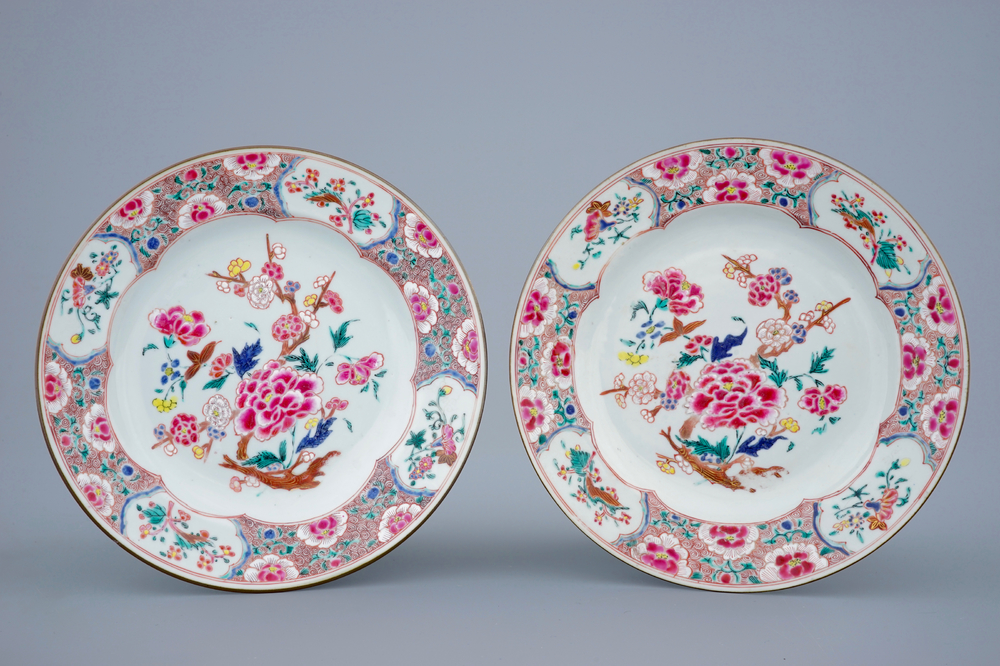 A pair of Chinese famille rose floral plates, Qianlong, 18th C.