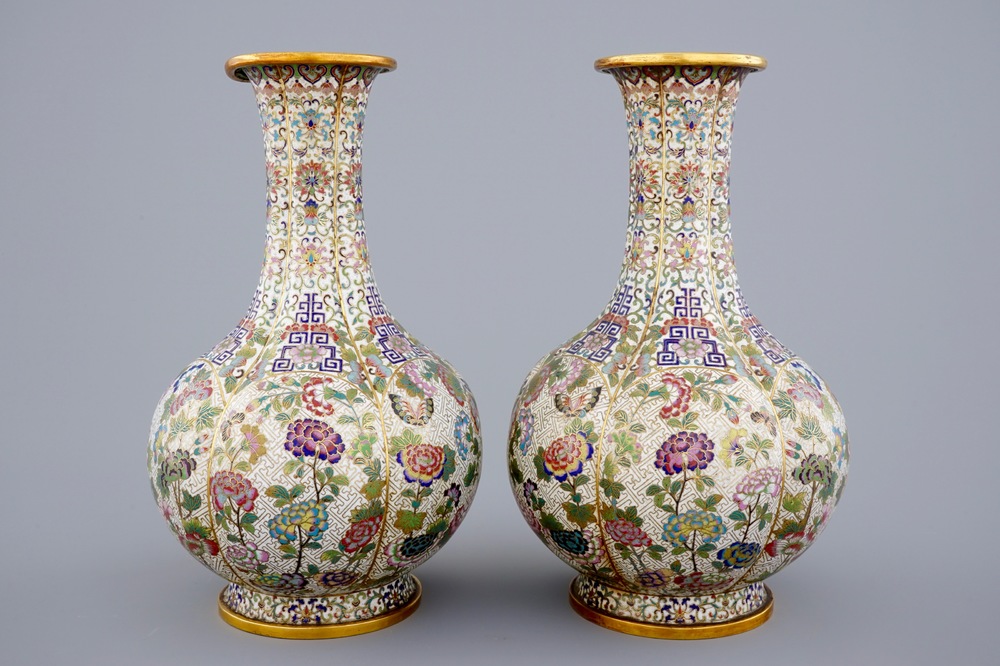 Une paire de vases en forme de bouteille en cloisonn&eacute;, Chine, 19&egrave;me
