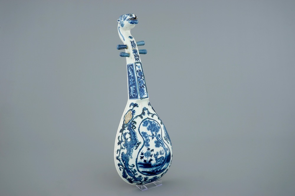 A blue and white Chinese porcelain model of a pipa lute, 19th C.