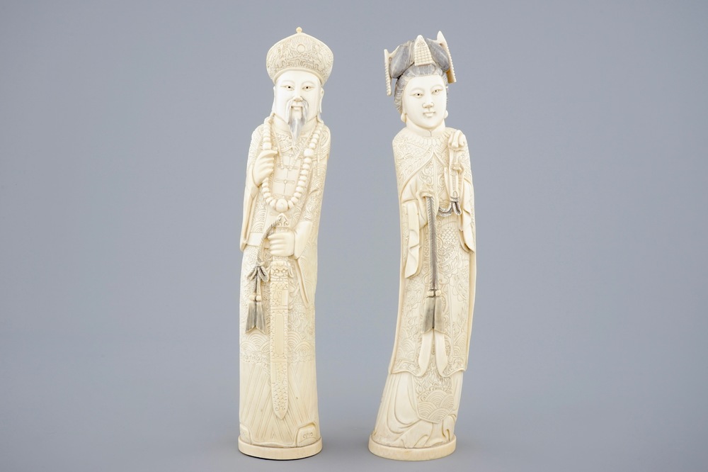 Een paar keizerlijke figuren in Chinees ivoor, ca. 1900