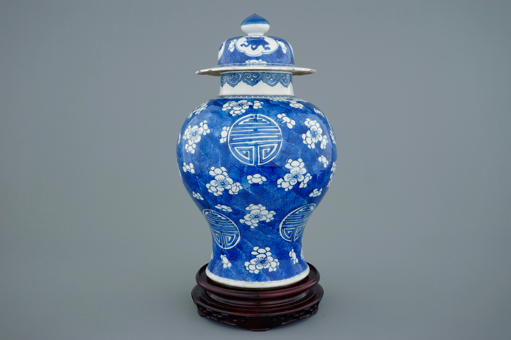 Un vase et son couvercle en porcelaine de Chine bleu et blanc &agrave; d&eacute;cor &quot;Shou&quot;, Kangxi