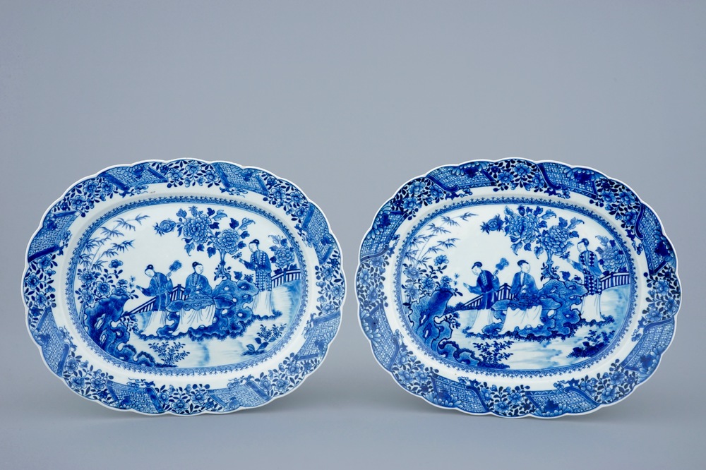 Een paar grote ovale blauw-witte Chinese schotels met dames in een tuin, Qianlong, 18e eeuw